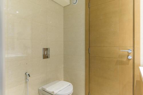 a bathroom with a toilet and a shower at Jounieh Living - Residences by Local Host in Ed Dkârîne