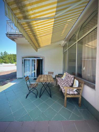 Fotografie z fotogalerie ubytování Villa Ibrahimagic with Pool & Private Beach on River v destinaci Bosanski Novi