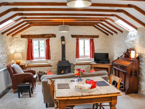 Ruang duduk di Rhydlanfair Cottage