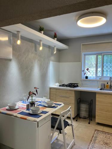 eine Küche mit Theke und Tisch mit Stühlen in der Unterkunft Sea & Desert Retreat in Arad