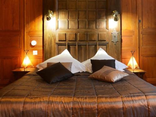 Un dormitorio con una cama grande con dos almohadas encima. en Suivez Le Lapin Blanc-BB Chambres d'Hôtes, en Saint-Valery-sur-Somme