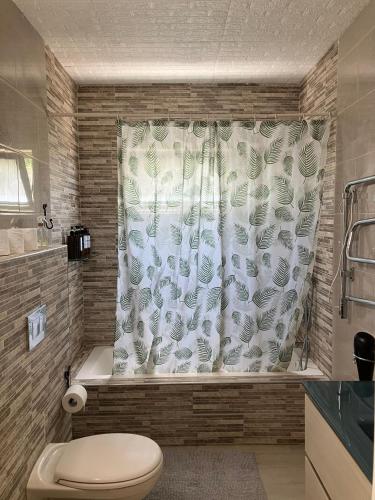 Ein Badezimmer in der Unterkunft Sea & Desert Retreat