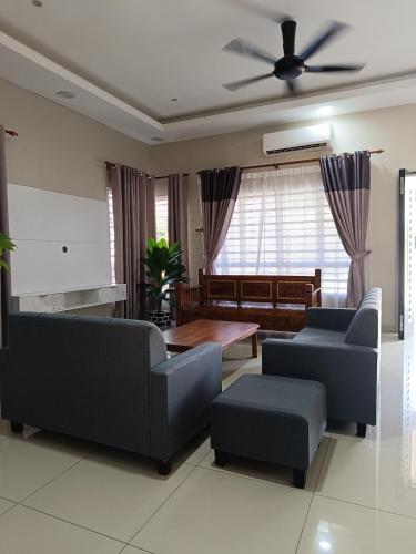 Χώρος καθιστικού στο Ateh Homestay