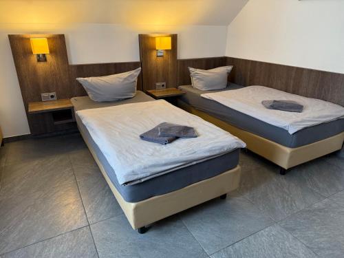 Katil atau katil-katil dalam bilik di Im Tal 2 Haus - 2 WE, 5 SZ,3 Bäder, 11 Betten - Klimaanlage