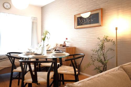 a dining room with a table and chairs in a room at kotinoma kuu in Hakozaki