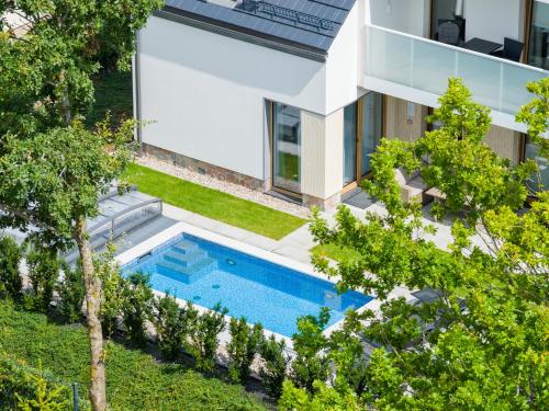 an aerial view of a house with a swimming pool at Przystań Spokoju in Chmielno