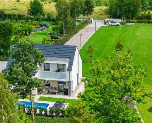 an aerial view of a house with a swimming pool at Przystań Spokoju in Chmielno