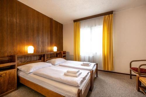 Ένα ή περισσότερα κρεβάτια σε δωμάτιο στο Hotel Tanecnica