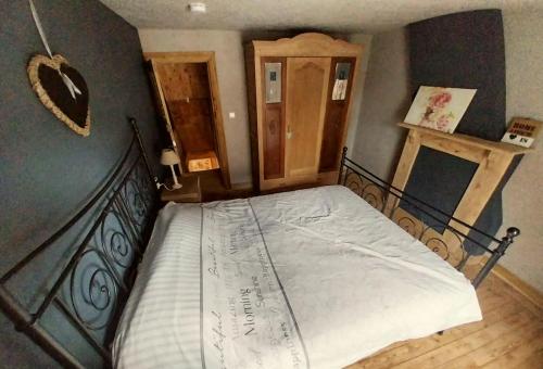 a bedroom with a bed with a metal frame at Maison Lucy In het huis van de kunstenares in Staden
