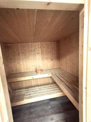 a wooden sauna with a tub in a room at Maison Lucy In het huis van de kunstenares in Staden