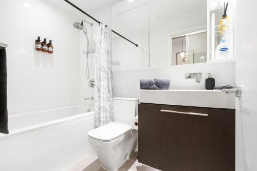 Bilik mandi di Brentwood 2BR Condo with City Views, Workspace and Parking for 6