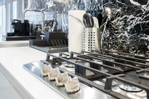 Dapur atau dapur kecil di Brentwood 2BR Condo with City Views, Workspace and Parking for 6
