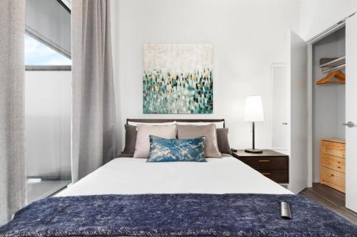Katil atau katil-katil dalam bilik di Brentwood 2BR Condo with City Views, Workspace and Parking for 6