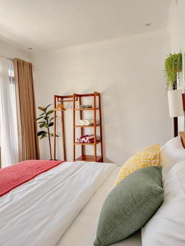 1 dormitorio con cama y estante con zapatos en Tranquil 2BR Villa with Pool, en Kerobokan