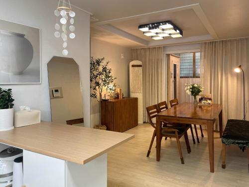 a kitchen and dining room with a table and chairs at Arisu Sauna House 전철역2초#3BR#공항픽업#사우나#롯데월드#잠실#장박할인#Kspo#올림픽공원#명동#아산병원 in Seoul