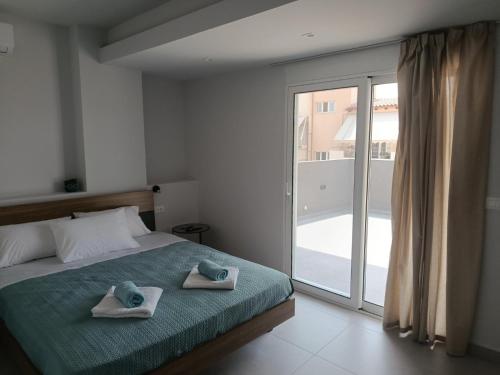Un dormitorio con una cama con toallas. en MC Luxury Living, en La Canea