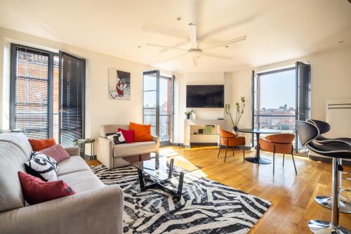 una sala de estar con un sofá y una mesa en Capitole Horizon, en Toulouse