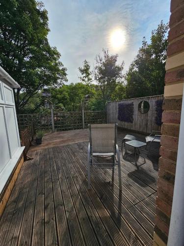 Modern immaculate studio with AC & parking, outside the CAZ photo 28