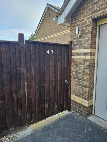 Modern immaculate studio with AC & parking, outside the CAZ photo 33
