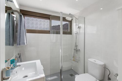 Un baño con inodoro, lavabo y ducha. en Eucalipto-Sun guaranteed-pool wifi, en Puerto Rico de Gran Canaria