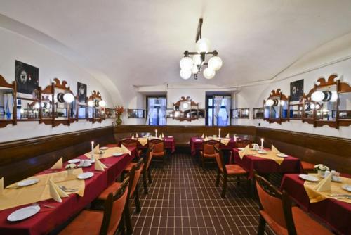 Reštaurácia alebo iné gastronomické zariadenie v ubytovaní Offi Haz Hotel