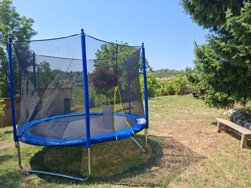 a trampoline with a net in a yard at Hacienda Guster in Ritopek