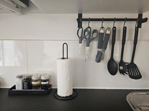 Modern immaculate studio with AC & parking, outside the CAZ photo 17