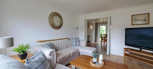 Μια τηλεόραση ή/και κέντρο ψυχαγωγίας στο Generous 3 bed in the heart of the village