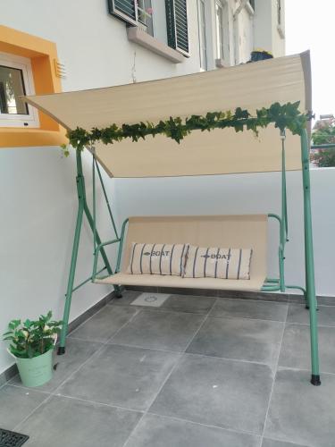 una panchina con un tavolo sopra di Villa Baía a Funchal