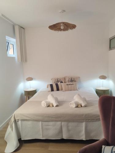 una camera da letto con un letto con due cuscini sopra di Villa Baía a Funchal