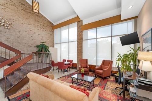 an open living room with a brick wall at Best Western Manassas in Manassas
