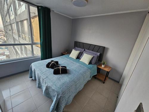 Postel nebo postele na pokoji v ubytování Apartment steps from the Alameda Terminal, Escuela PDI, Estación de Trenes and USACH, Facturable