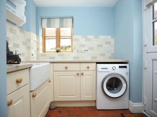 Φωτογραφία από το άλμπουμ του Comfortable 5-Bed House, Accommodates 9, Secure Parking Included, Ideal for Work Stays σε North Newton