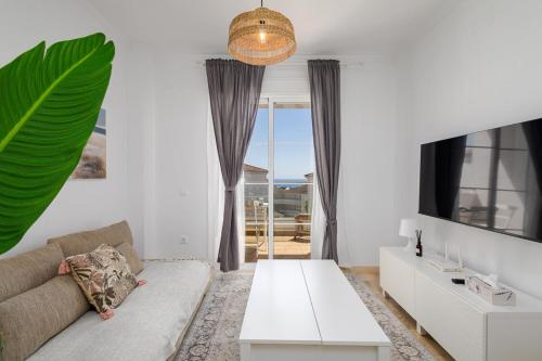 Small Oasis 2 BD Apartment with Sea View
