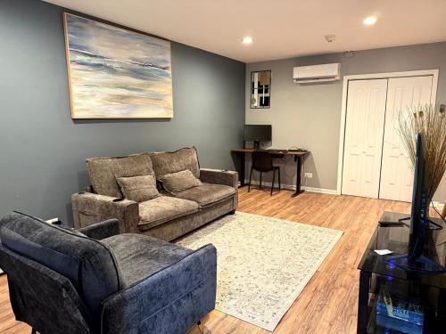 Χώρος καθιστικού στο Cozy 1BR Retreat Near Transit, Dining And Parking