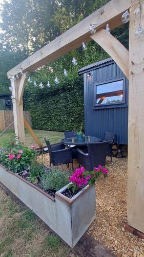 Taman di luar Shepherd's Huts -at- Chawton Park Bungalow