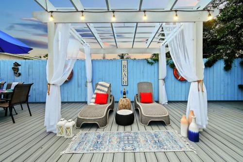 a pergola with chairs and a table on a deck at 4br Home W Guest Suite Pool Near Pga & Beach in Palm Beach Gardens