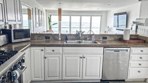 Dapur atau dapur kecil di Malibu Beachfront Home with Rock Spa Ocean Views & Deck
