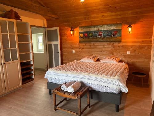 a bedroom with a bed in a wooden cabin at L ETANG DES VACANCES Maison de charme au cœur des marais pour 6pers in Bouin