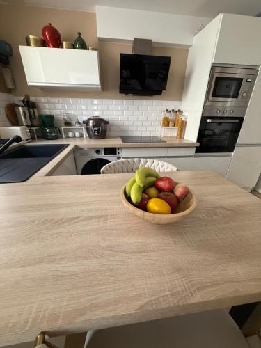 a bowl of fruit on a table in a kitchen at Linda Studio - Historic Center in Dijon
