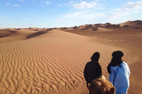 two people walking in the desert at Kasbah Ziwana - Guesthouse in Zagora