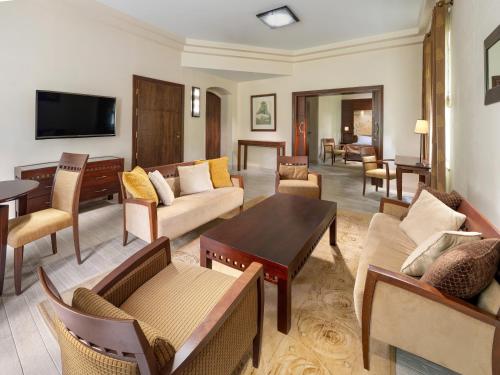 Mamaison Le Regina Boutique Hotelにあるテレビまたはエンターテインメントセンター