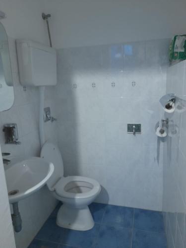 No wifi and no aircon apartment