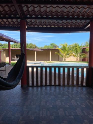 porche con hamaca y piscina en Casa Lenca, en Jucuarán