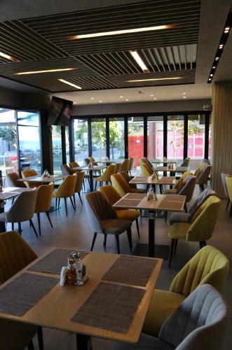 Restaurant ou autre lieu de restauration dans l'établissement Milenium Hotel