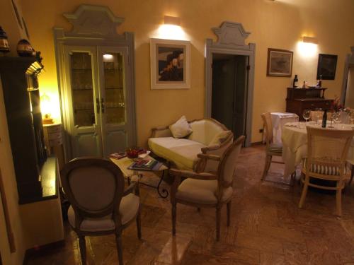 a living room with a table and chairs at Locanda Chi Ghinn in Verbania