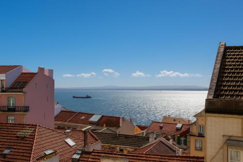 uitzicht op de oceaan vanaf de daken van gebouwen bij Portas do Teatro Apartments in Lissabon