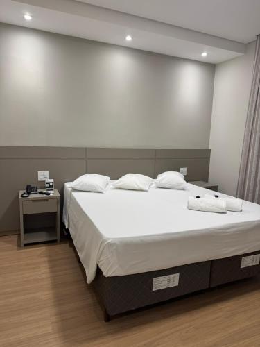 Una cama o camas en una habitación de Hotel Guarany