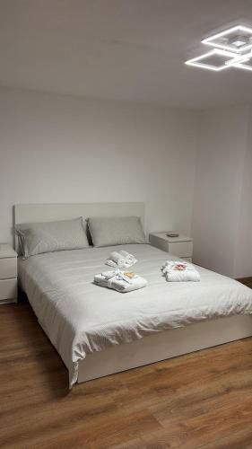a bedroom with a bed with two towels on it at Casa DiMont in Salino