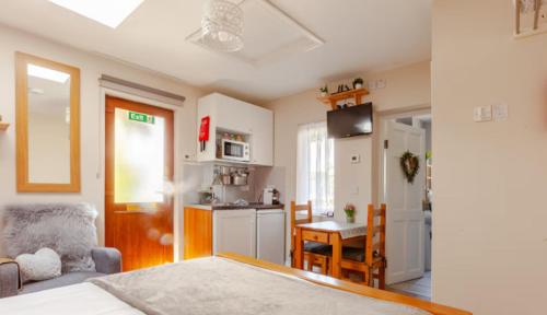 une chambre avec un lit et une cuisine avec une table dans l'établissement Meadowbrook Studio, à Rathdrum